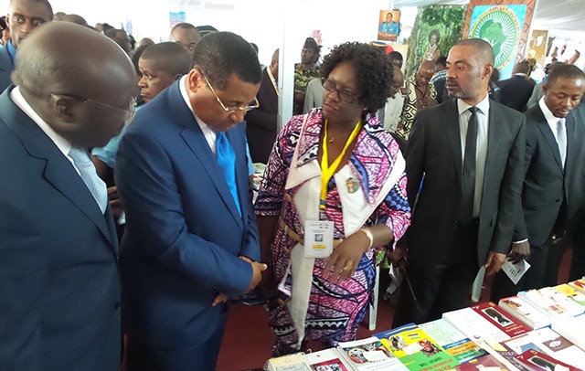 Visite des stands par le Premier ministre et son équipe. © Gabonreview