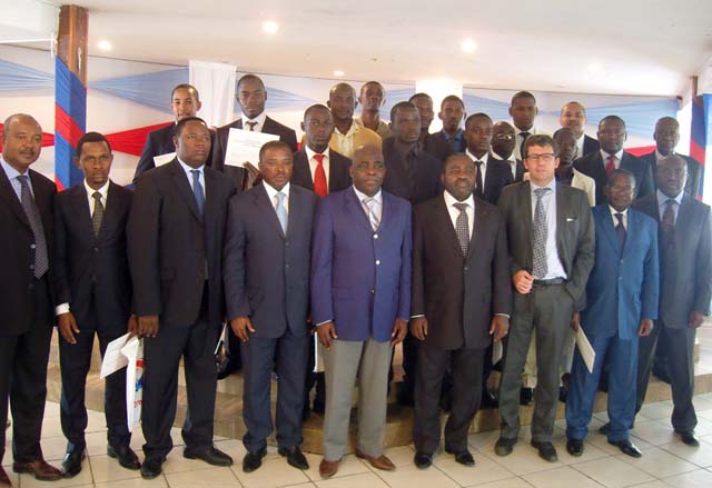 Photo de famille avec les jeunes diplômés de l'IPG - Loïc Ntoutoume/gabonreview.com