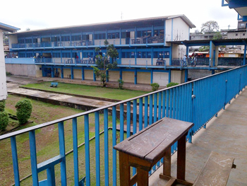 Etablissement scolaire vide, le 30 septembre 2014 à Libreville.  © Facebook.com/marcel.libama