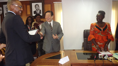 Echange de documents entre Ida Reteno Assonouet, Guy Patrick Obiang Ndong et le président de la fédération internationale de la Croix-Rouge et du Croissant-Rouge, Tadateru Konoe. © Gabonreview