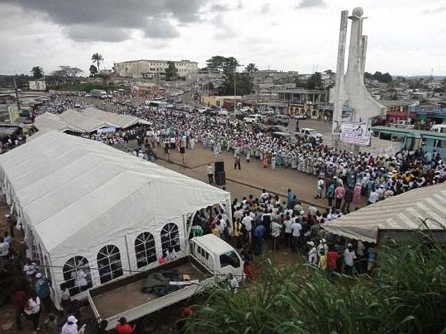 Gabonreview.com - Une vue du carrefour Rio lors d'un meeting du PDG en octobre 2011 - © Jean-Pierre Rougou