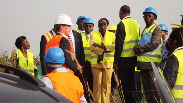 Ida Reteno à l’écoute des ingénieurs du projet Bikelé. © Gabonreview