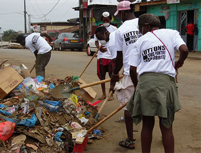 Pré-collecteurs d’ordures ménagères à l’ouvrage, le 14 août 2014 à Libreville. © Gabonreview